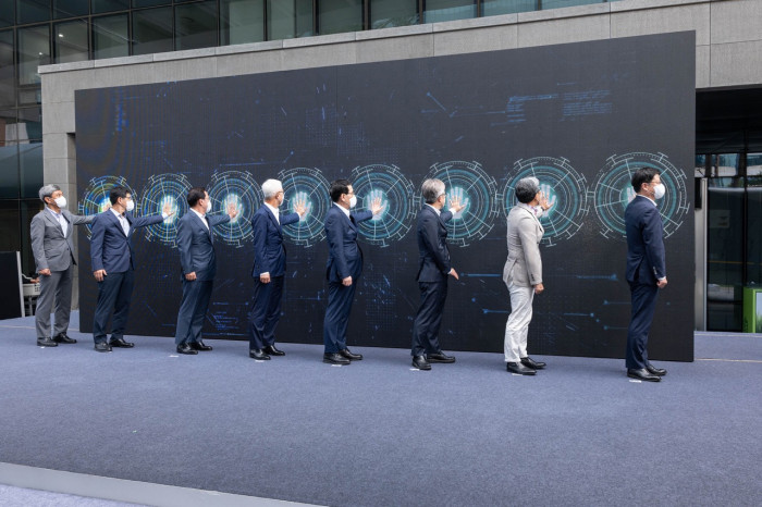 Ein besonderes Ereignis verdient eine besondere Show: Die anwesenden Firmenvertreter und der Minister öffnen mit der Macht ihrer Hände... (Bild: Samsung)