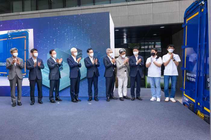 Geschafft: Die Box ist im LKW, als nächstes werden die Wafer zersägt, die Chips sortiert und verpackt. (Bild: Samsung)