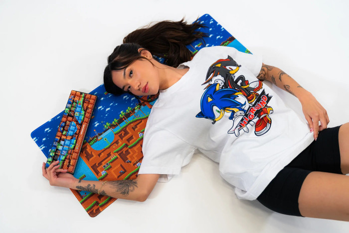 Passend zur Tastatur gibt es ein Sonic-Mauspad und ein T-Shirt. (Bild: Higround)