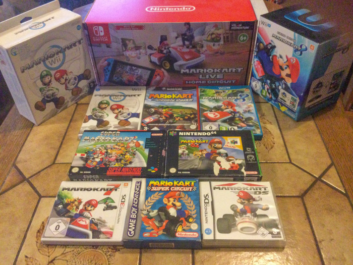 Fast komplett: Auf diesem Bild sind die meisten Mario-Kart-Spiele zu sehen, mit Ausnahme von Mario Kart 8 Deluxe für die Nintendo Switch. (Foto: Medienagentur Plassma)