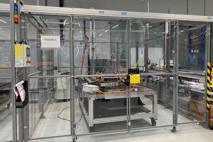 In einem rund 1.000 Quadratmeter großen Bereich der Werkshalle reparieren 15 Mitarbeiter rund 1.500 Akkus pro Jahr. (Foto: Dirk Kunde)