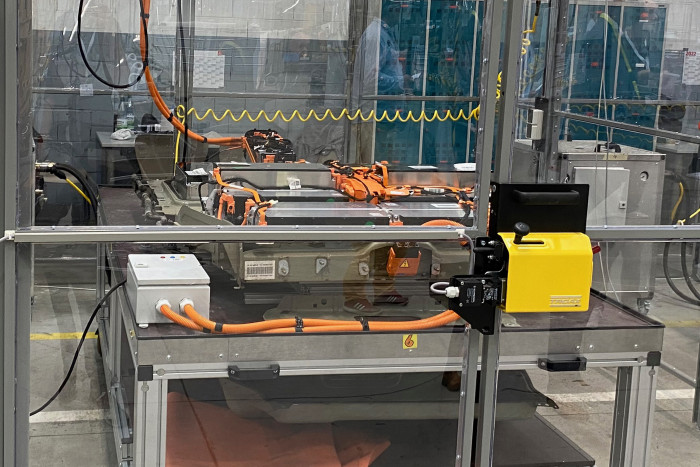 Wie auf einer Isolierstation liegen Akkus hinter transparenter Folie. (Foto: Dirk Kunde)