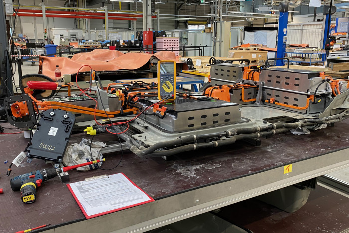 Die neuen Module müssen zunächst auf die gleiche Spannung wie die übrigen gebracht werden, ... (Foto: Dirk Kunde)