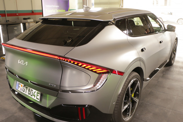 Front und Heck sind lediglich im unteren Bereich etwas anders als die Basismodelle gestaltet. (Foto: Friedhelm Greis/Golem.de)