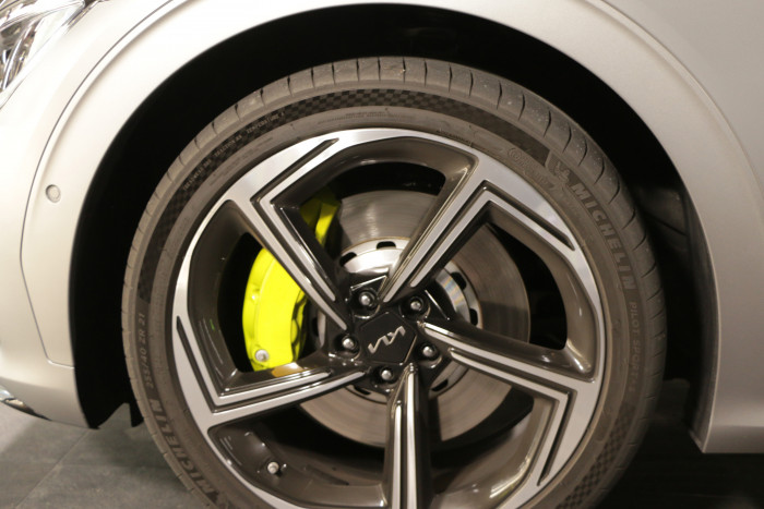 An den 21-Zoll-Rädern fallen die neonfarbenen Bremssättel auf. (Foto: Friedhelm Greis/Golem.de)