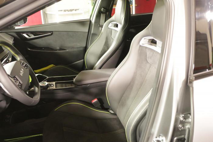 Die schwarzen Schalensitze mit veganen Bezügen in Wildlederoptik sollen dem Fahrer beim sportlichen Fahren mehr Halt bieten. (Foto: Friedhelm Greis/Golem.de)