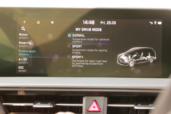 Die Federung lässt sich zusätzlich für sportliches Fahren anpassen. (Foto: Friedhelm Greis/Golem.de)