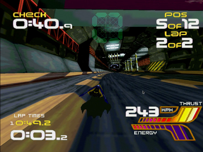 Wipeout 2097 läuft flüssig mit bis zu 60 fps bei 800 x 600 Pixeln. (Bild: Martin Wolf / Golem.de)