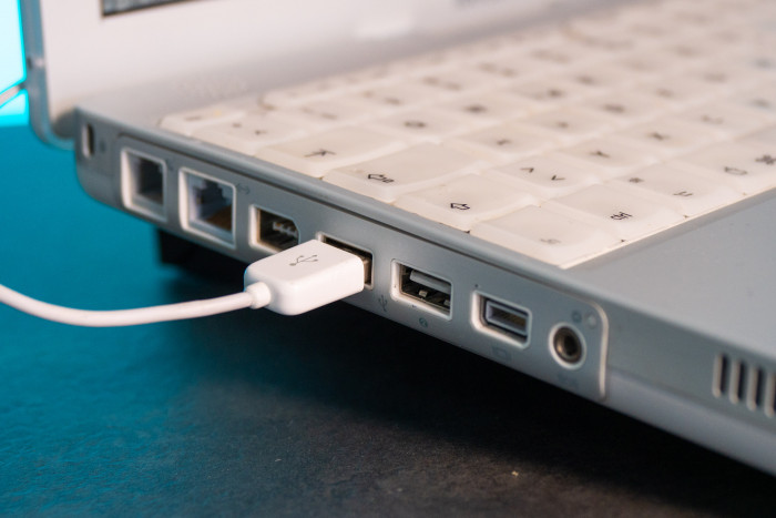 Die Anschlüsse sind zeitgemäß. (Bild: Martin Wolf / Golem.de)