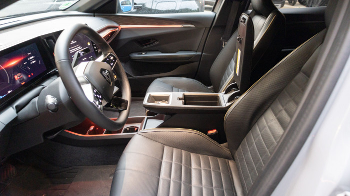 Blick ins Innere: Die Mittelkonsole ist praktisch. Darin gibt es zwei USB-C-Anschlüsse. (Bild: Werner Pluta/Golem.de)