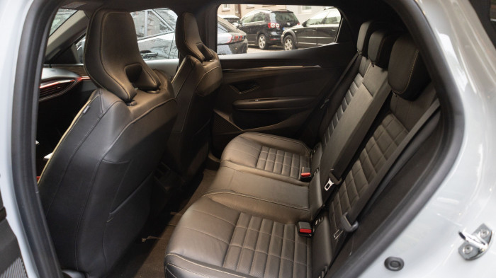 Blick ins Innere: Das Dach fällt nach hinten ab, deshalb ist der Kopfraum beschränkt. (Bild: Werner Pluta/Golem.de)