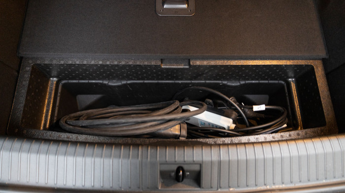 Darunter ist ein Stauraum für die Ladekabel. So muss der Kofferraum nicht komplett ausgeräumt werden. (Bild: Werner Pluta/Golem.de)
