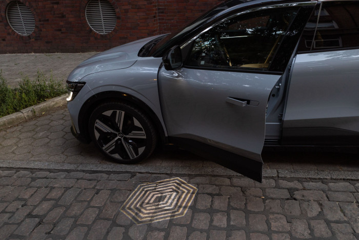 Noch ein Gimick: Abends wird das Renault-Logo auf den Boden projiziert. (Bild: Werner Pluta/Golem.de)