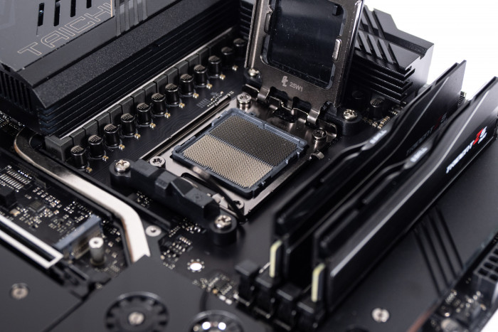 Der Sockel AM5 ist erstmals f&uuml;r AMD-Desktop-Prozessoren eine LGA-Fassung. (Bild: Golem.de)