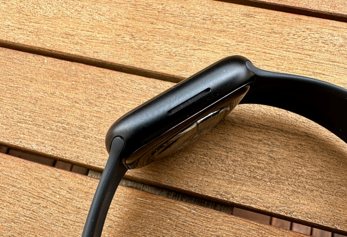 Auf der linken Seite hat die Uhr wieder einen Lautsprecher, ...