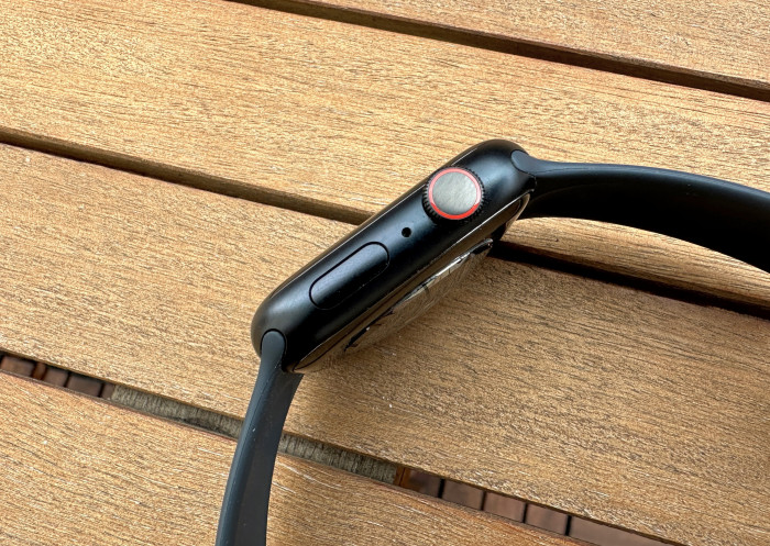 ... rechts befinden sich die drehbare Krone und ein Button. (Bild: Tobias Költzsch/Golem.de)