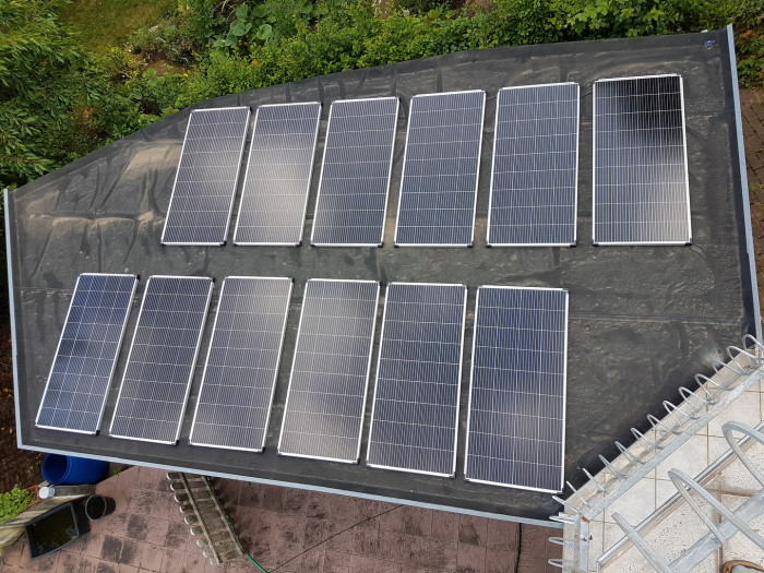 Die auf dem Dach montierten Solarpanels (Bild: Thomas Ell)