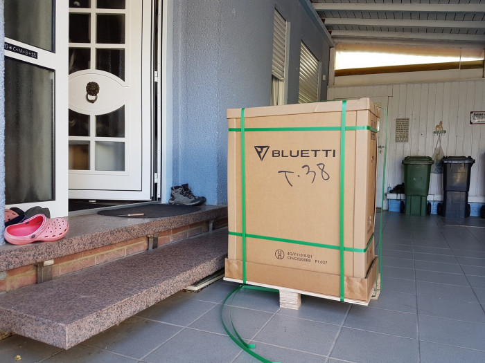 Die Bluetti ist ebenfalls groß - und schwer. (Bild: Thomas Ell)