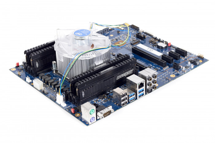 Die Platine nutzt den Sockel LGA 2011-3, daher auch der Intel-K&uuml;hler. (Bild: Marc Sauter/Golem.de)