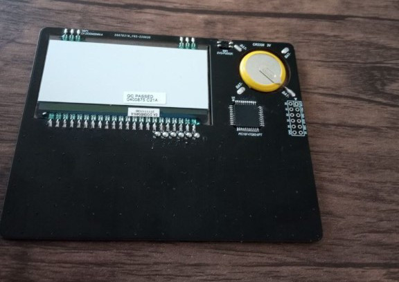 Die Lötstellen des Ello LC1 liegen alle auf der Rückseite der Platine. (Bild: Kn/vD/Hackaday)