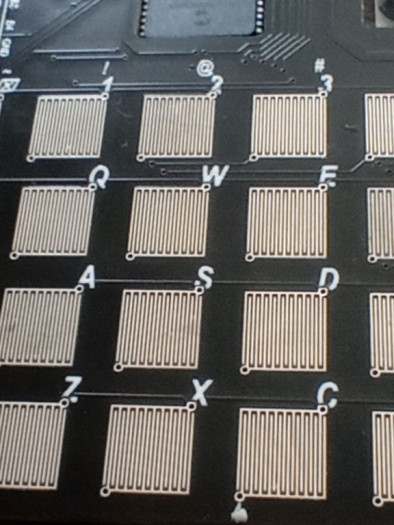 Die Tastatur besteht aus Kontaktflächen. (Bild: Kn/vD/Hackaday)