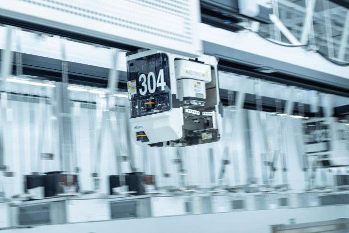 Mehr als 900 dieser Transportroboter sind an der Decke der Hallen unterwegs. (Bild: Martin Wolf/Golem.de)