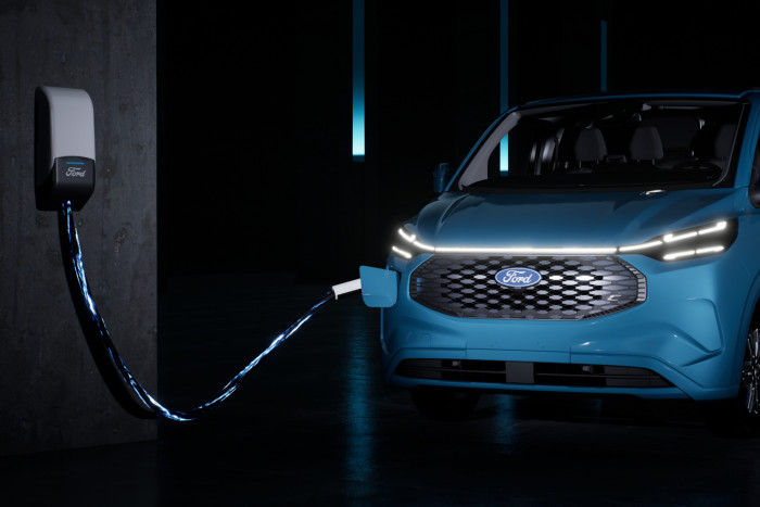 Am Schnelllader beträgt die Ladeleistung mit Gleichstrom bis zu 125 kW. (Foto: Ford)