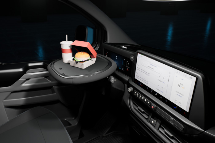 Das Lenkrad lässt sich klappen, so dass mit einem Aufsatz eine horizontale Arbeitsfläche entsteht. (Foto: Ford)