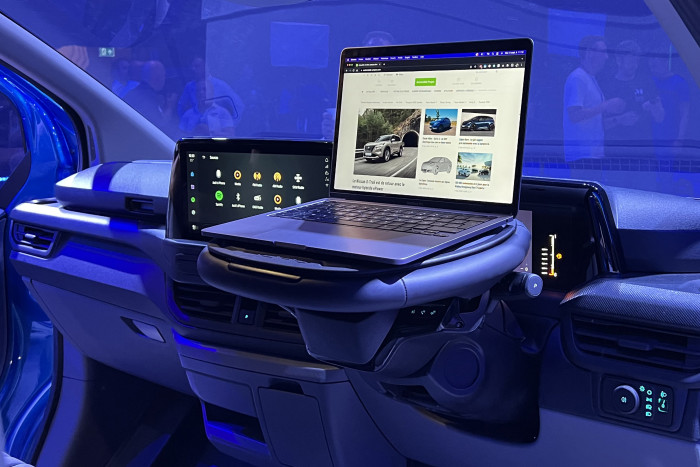 Darauf lässt sich auch ein Laptop platzieren. Drei USB-Anschlüsse im Dach und Armaturenbrett versorgen mobile Geräte. (Foto: Dirk Kunde)