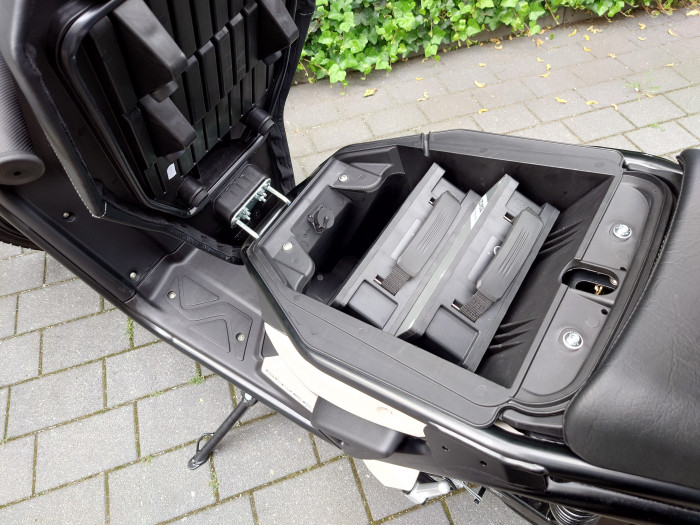 Unter der Sitzbank ist bei Verwendung von zwei Akkus kein Stauraum - standardm&auml;&szlig;ig kommt der Roller mit einem Akku. (Bild: Martin Wolf/Golem.de)