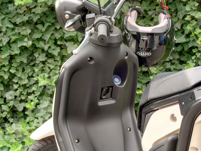 Bedient wir der Flex ohne einen Schl&uuml;ssel: Zum Starten dr&uuml;cken wir auf einen Knopf und entsperren den Roller mit einer Schl&uuml;sselkarte. (Bild: Martin Wolf/Golem.de)