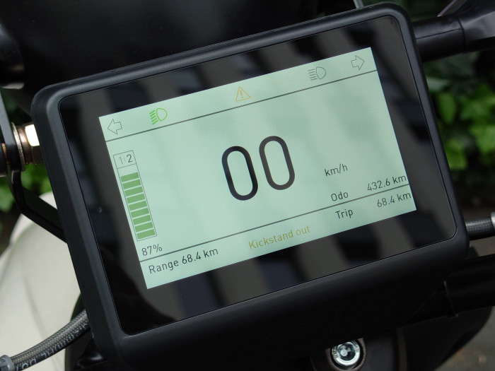 Auf dem 5-Zoll-Farbdisplay werden alle wichtigen Informationen angezeigt. (Bild: Martin Wolf/Golem.de)