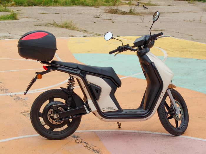 Der Roller hat ein robustes &Auml;u&szlig;eres und l&auml;sst sich komfortabel fahren. (Bild: Martin Wolf/Golem.de)