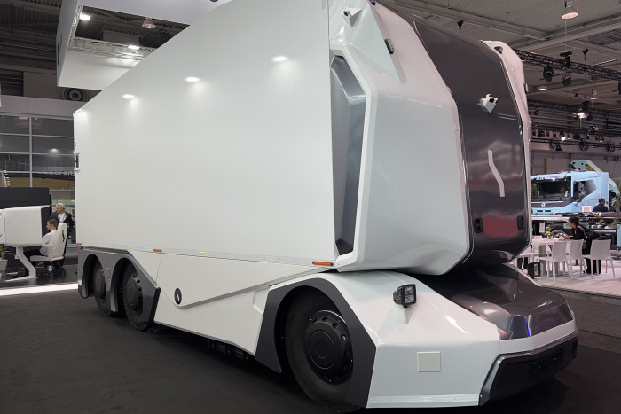 Sehr futuristisch wirkt der Lkw von Einride. (Foto: Dirk Kunde)