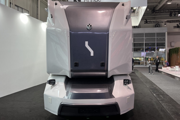 Der Lkw ist eigentlich autonom unterwegs, aber bei Problemen greift ein Mensch aus der Ferne ein. (Foto: Dirk Kunde)