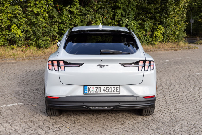 Das macht das Manövrieren, etwa in engen Parkhäusern, manchmal etwas schwierig. (Bild: Werner Pluta/Golem.de)