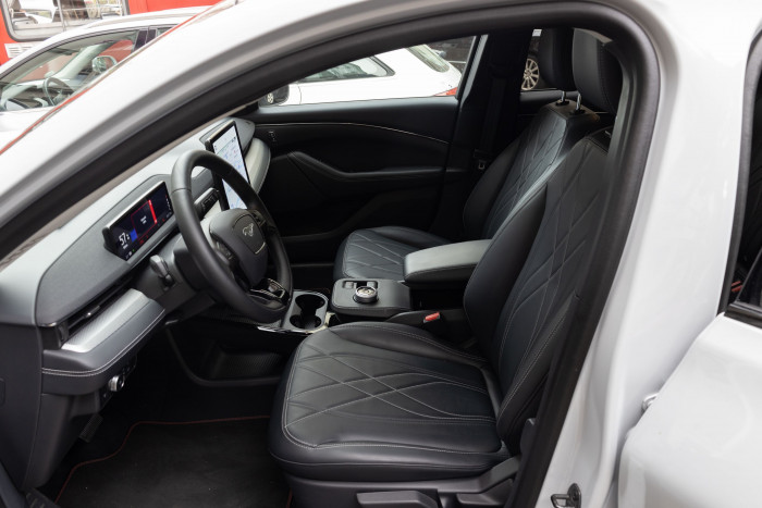 Der Innenraum ist geräumig - vorne ... (Bild: Werner Pluta/Golem.de)