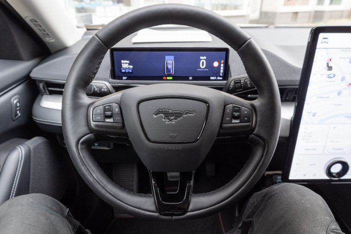 Es gibt einige Bedienelemente am Lenkrad. (Bild: Werner Pluta/Golem.de)