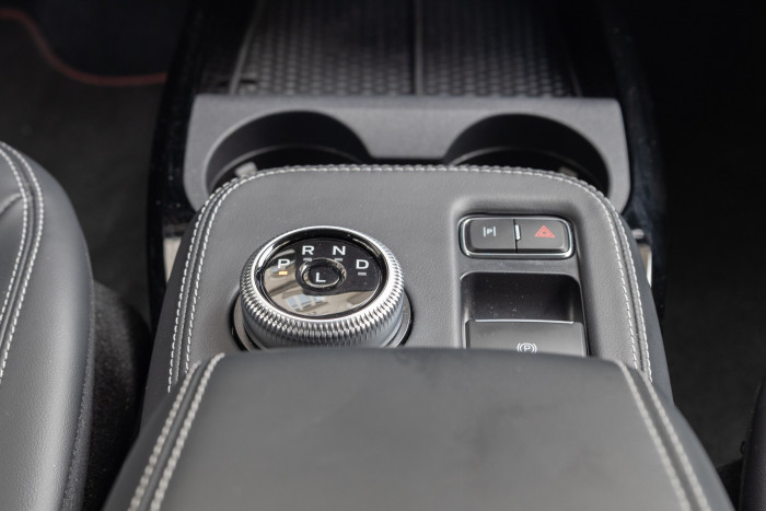 Der Fahrtregler befindet sich auf der Mittelkonsole. (Bild: Werner Pluta/Golem.de)