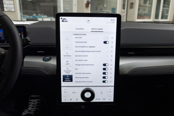Viele Funktionen werden über den Touchscreen gesteuert. (Bild: Werner Pluta/Golem.de)