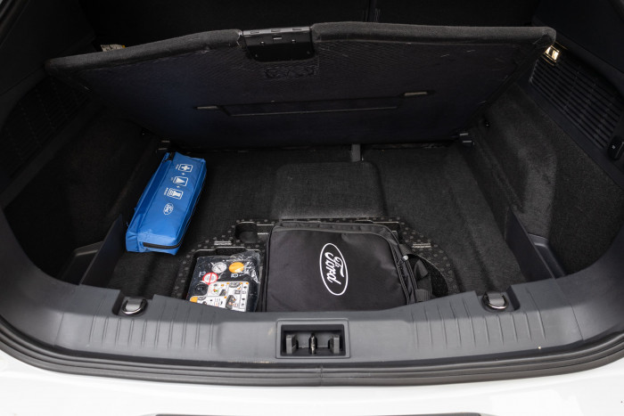 Kabel und Verbandskasten sind in einem Fach unter dem Kofferraumboden untergebracht. (Bild: Werner Pluta/Golem.de)