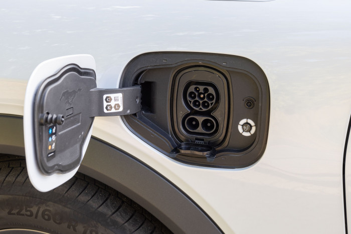 Die Ladekappe ist vorne links. Geladen wird mit bis zu 170 Kilowatt. (Bild: Werner Pluta/Golem.de)