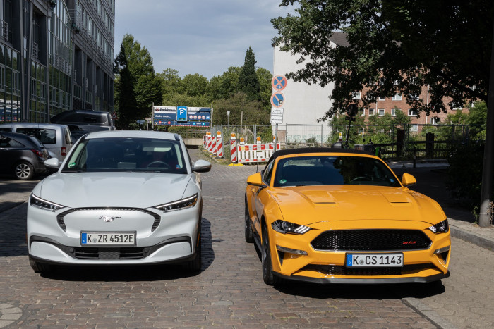 Der elektrische Mustang im Vergleich mit der aktuellen Verbrennerversion. (Bild: Werner Pluta/Golem.de)