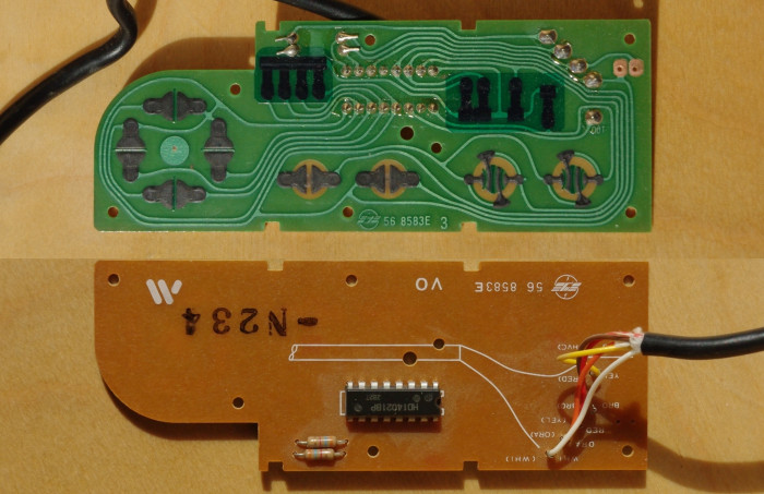 Die Platine im Gamepad ist recht übersichtlich. Oben die Leiterbahnen mit aufgedruckten Schaltkontakten und Pull-up-Widerständen, unten die Bestückungsseite mit Parallel-Seriell-Wandler HD14021 (Bild: Johannes Hiltscher/Golem.de)