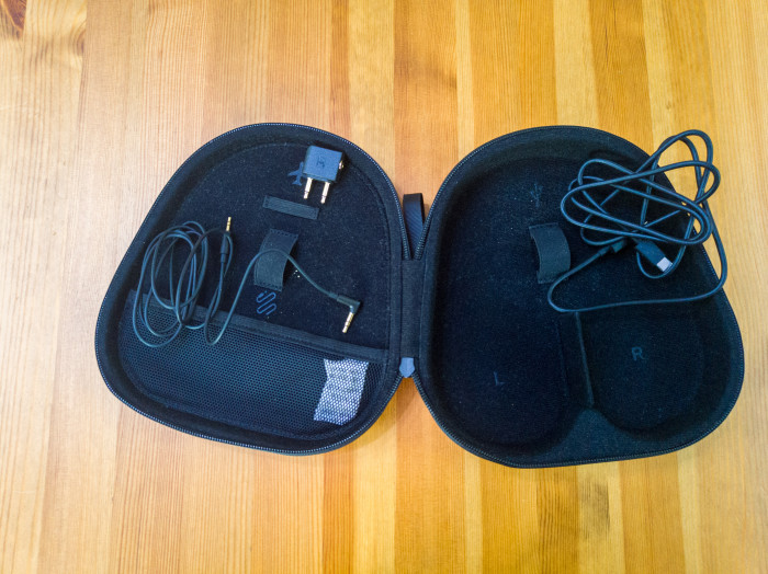 Momentum 4 Wireless mit USB-Ladekabel, Klinkenkabel und Flugzeug-Adapter. (Bild: Ingo Pakalski/Golem.de)