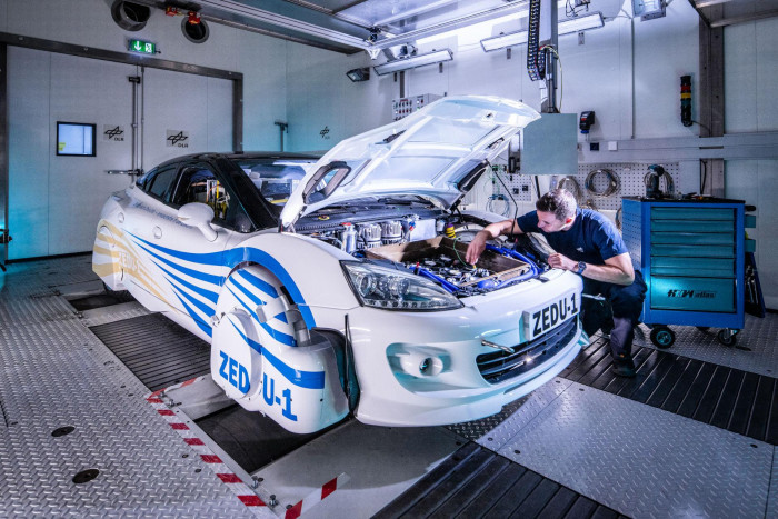 Blick un­ter die Mo­tor­hau­be des Pro­to­typs Zedu-1 im DLR-Rol­len­prüf­stand (Bild: DLR)