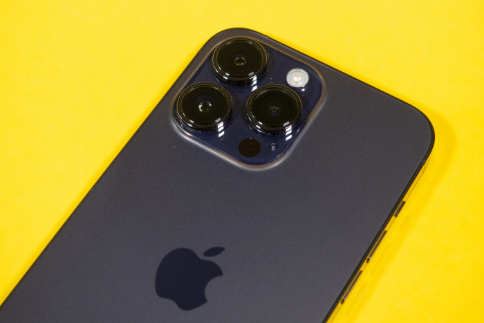 Die Hauptkamera hat 48 Megapixel, unterstützt wird sie von einer Superweitwinkel- und einer Telekamera. (Bild: Tobias Költzsch/Golem.de)