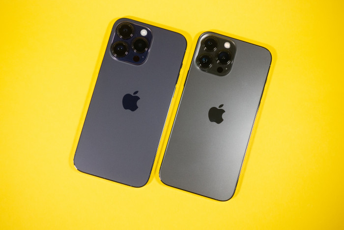Verglichen mit dem iPhone 13 Pro Max sieht das neue Modell fast gleich aus. (Bild: Tobias Költzsch/Golem.de)