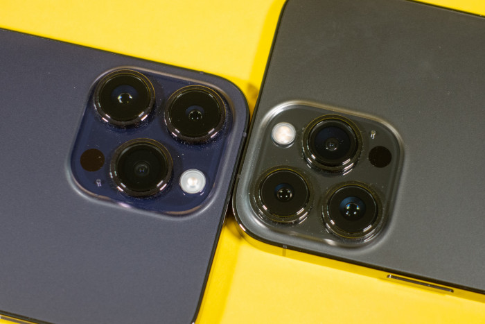 Im direkten Vergleich der Kamerasysteme fällt auf, dass die Kameras des iPhone 14 Pro Max etwas größer sind. (Bild: Tobias Költzsch/Golem.de)