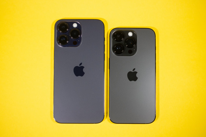 Mit dem iPhone 14 Pro steht auch eine kleinere Version zur Verfügung, die die gleiche technische Ausstattung hat. (Bild: Tobias Költzsch/Golem.de)